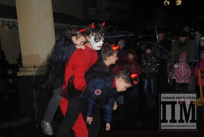 У Мукачеві святковими вогнями запалили головну новорічну красуню міста (ФОТОРЕПОРТАЖ) – 08 У Мукачеві святковими вогнями запалили головну новорічну красуню міста (ФОТОРЕПОРТАЖ) – 08