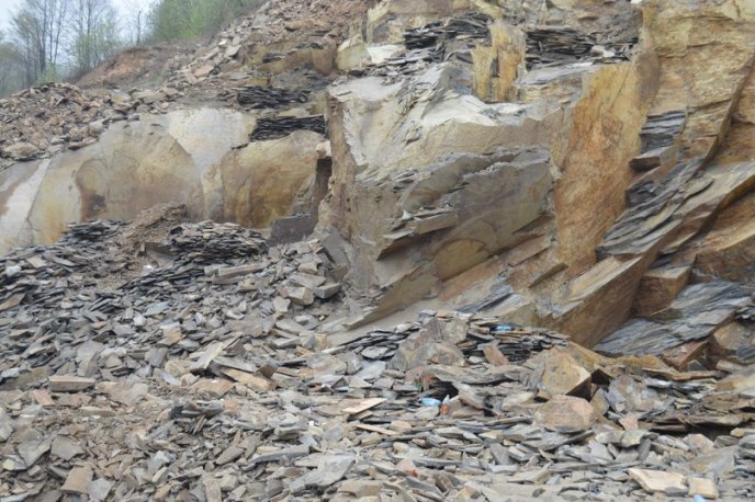 Сліди крові та пляшки алкоголю: у мережі з’явились фотографії з місця завалу кар’єру – 04 Сліди крові та пляшки алкоголю: у мережі з’явились фотографії з місця завалу кар’єру – 04