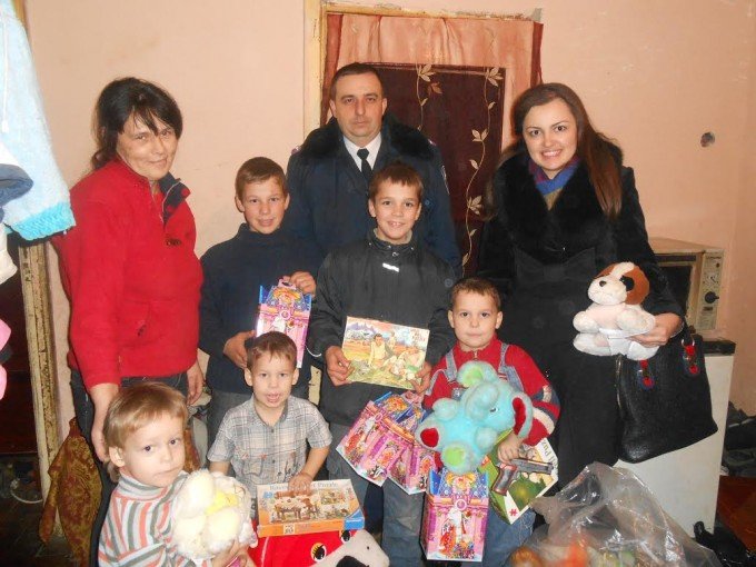 Мукачівські правоохоронці привітали дітей зі святом Миколая (ФОТО) – 01 Мукачівські правоохоронці привітали дітей зі святом Миколая (ФОТО) – 01