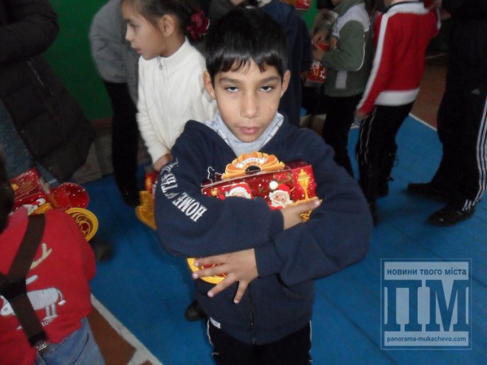 "Різдвяну радість" закарпатським дітям-сиротам дарують благодійники з Норвегії (ФОТО) – 02