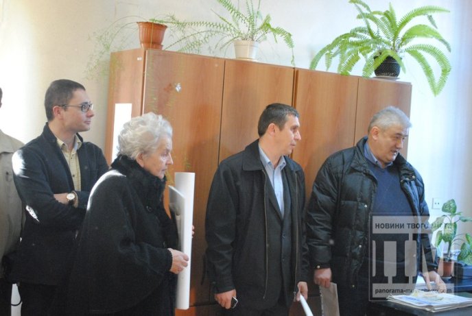 Пікет під Мукачівським міським управлінням Державного казначейства: закриті двері та зниклий керівник (ФОТО,ВІДЕО) – 16 Пікет під Мукачівським міським управлінням Державного казначейства: закриті двері та зниклий керівник (ФОТО,ВІДЕО) – 16