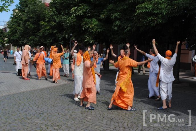 Кришнаїти пройшлись Мукачевом, прославляючи свого духовного наставника – 05
