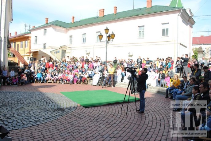 До Всесвітнього Дня психічного здоров’я у Мукачеві "дарують посмішки" (ФОТОРЕПОРТАЖ) – 09 До Всесвітнього Дня психічного здоров’я у Мукачеві "дарують посмішки" (ФОТОРЕПОРТАЖ) – 09