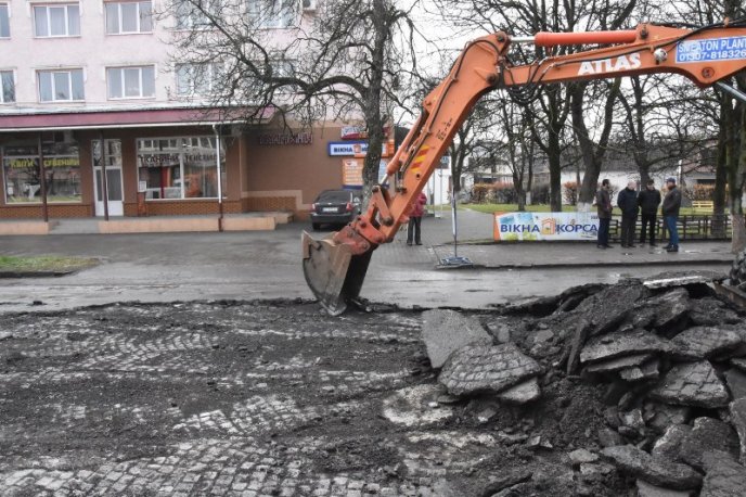 В Іршаві "здерли" старий асфальт, під ним була бруківка. Так хочуть і залишити бо, кажуть, що буде рівніше – 04
