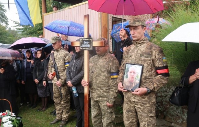 Воїнів зустрічали десятки людей: на Ужгородщині попрощались із братами-воїнами – 02