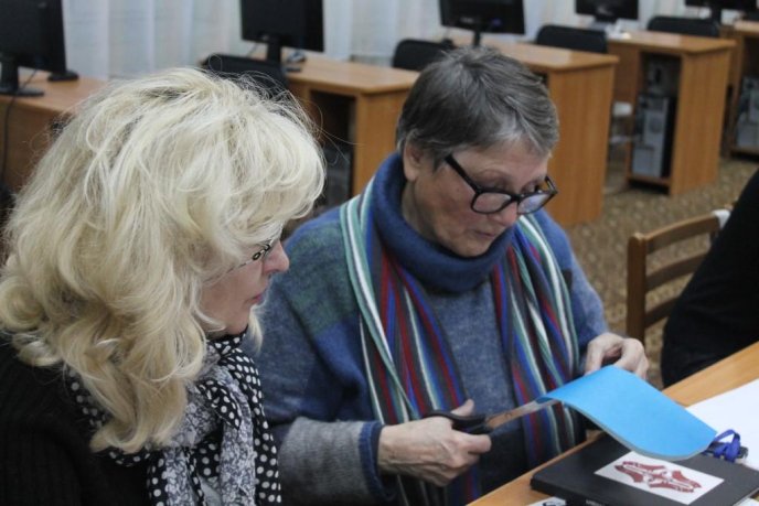 В обласній бібліотеці понад півсотні ужгородців навчались мистецтву витинанки – 11