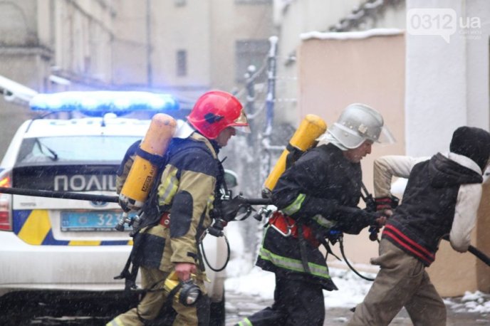 З палаючого СІЗО евакуювали 12 чоловік, горить понад 100 квадратних метрів даху – 03 З палаючого СІЗО евакуювали 12 чоловік, горить понад 100 квадратних метрів даху – 03