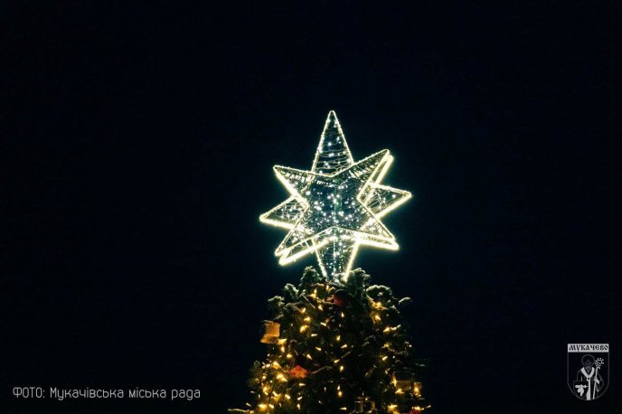 На ялинках Ужгорода та Мукачева засвітили святкові вогні – 03