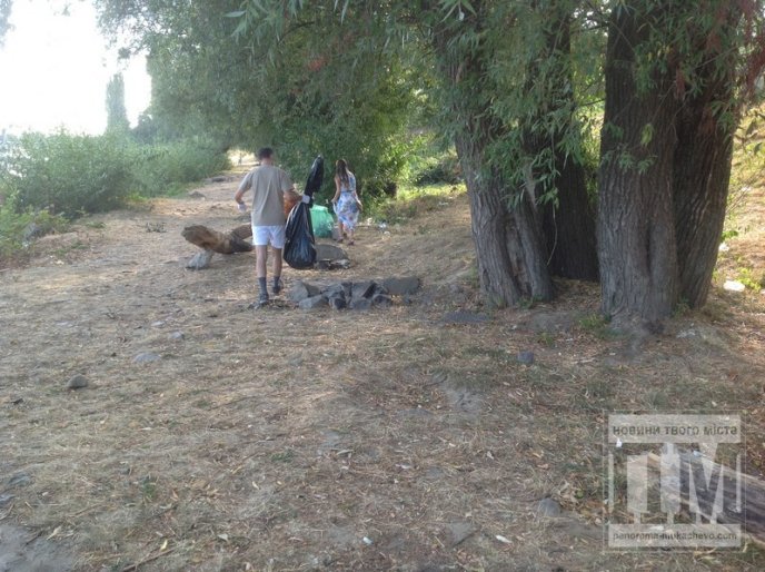 Свідомі мукачівці очищали набережну міста від сміття (ФОТО) – 09 Свідомі мукачівці очищали набережну міста від сміття (ФОТО) – 09