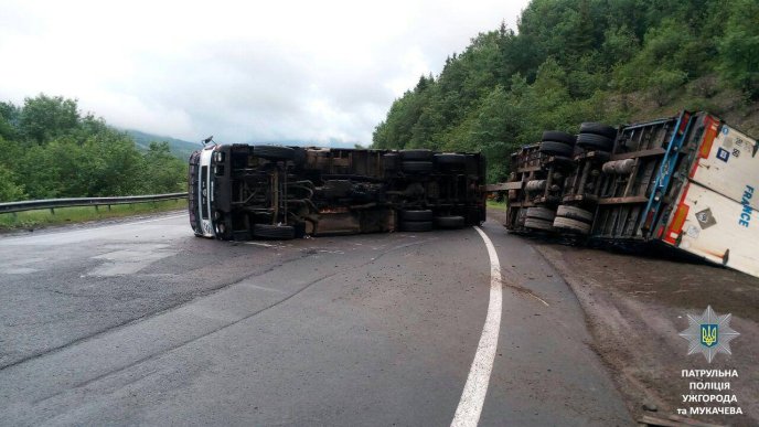 На трасі Київ-Чоп перекинулась фура з причепом – 01