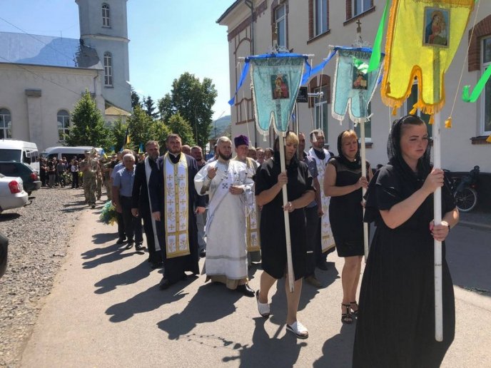 На Закарпатті провели в останню путь ще одного Героя – 04