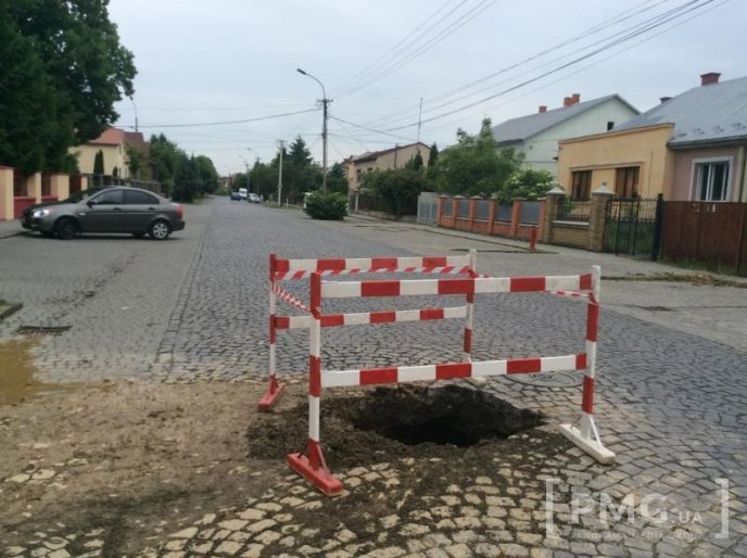 У Мукачеві посеред дороги утворилось провалля завглибшки понад метр – 06