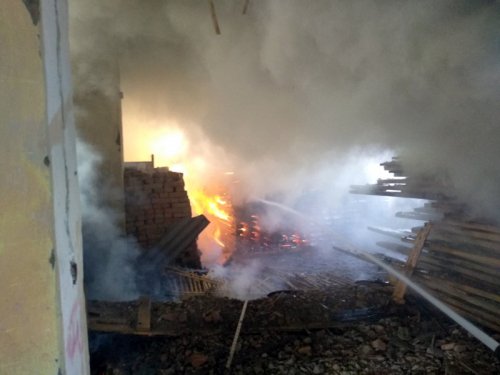 На Тячівщині горіла будівля колишньої фабрики – 04