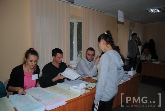 Студенти УжНУ стоять у чергах, аби проголосувати – 07