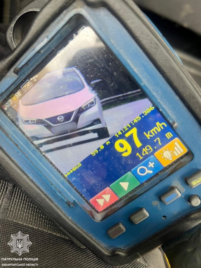 Нетвереза водійка перевищила швидкість / фото: Патрульна поліція Закарпаття
