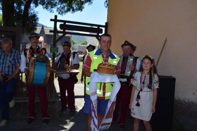 Люди так зраділи ремонту дороги, що зустрічали дорожників хлібом-сіллю – 01