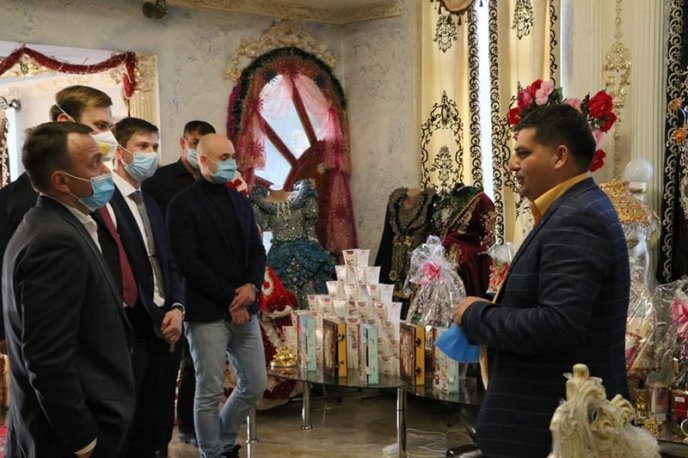 Новий очільник області навідався у ромське поселення – 02