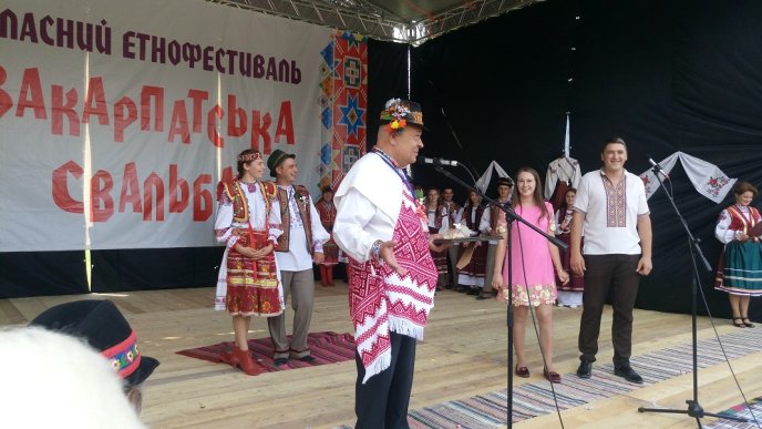 На колоритну "Закарпатську свальбу" прийшло кілька тисяч гостей – 05