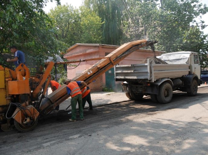В Ужгороді асфальтуватимуть одну з найгірших доріг міста – 05