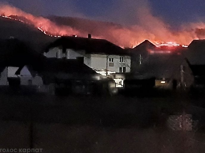 На Іршавщині вирує масштабна пожежа – 01