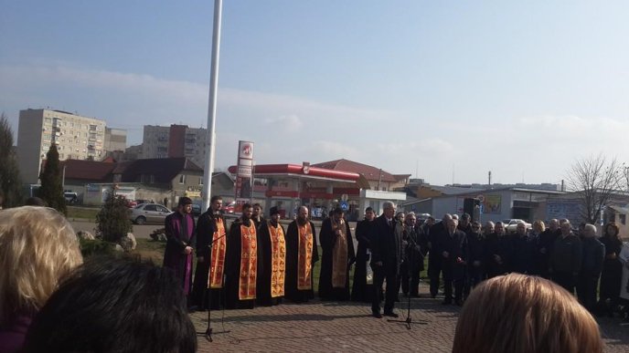 У мікрорайоні Росвигово на площі Героїв Майдану освятили меморіальний знак загиблим Героям України (ФОТО) – 02