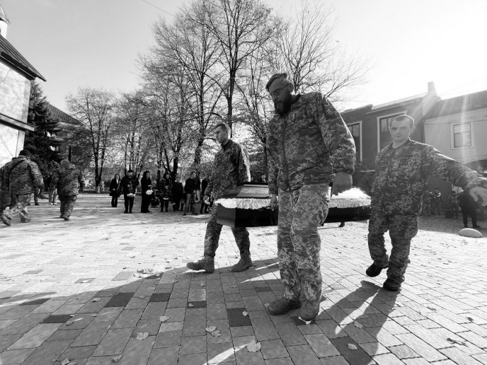 До війни працював водієм: в області попрощались із полеглим Героєм – 02