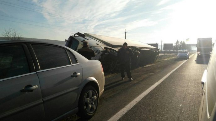 Біля Ужгорода перекинулася вантажівка – 04