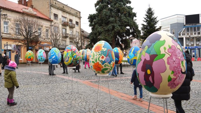 У центрі Мукачева проводять виставку макетів великих писанок – 01