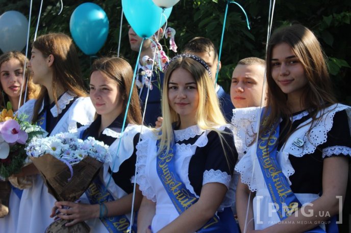 Свято останнього дзвоника відзначили у Мукачівській ЗОШ №13 – 17