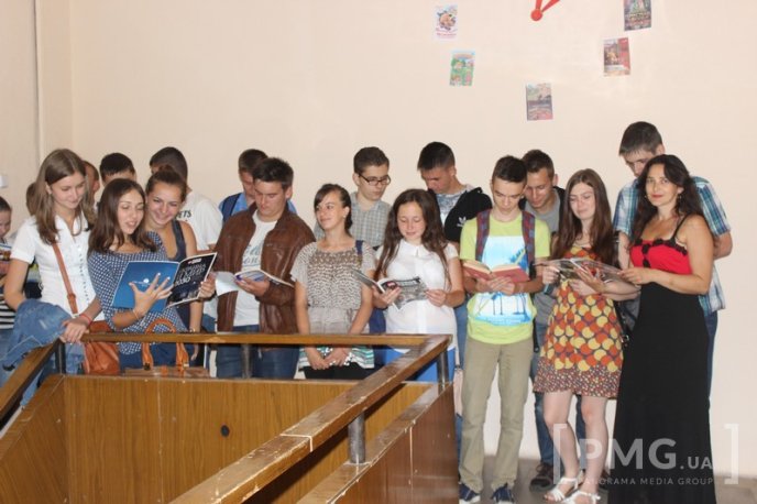 У Мукачеві відбувся флешмоб "Молодь читає" – 13