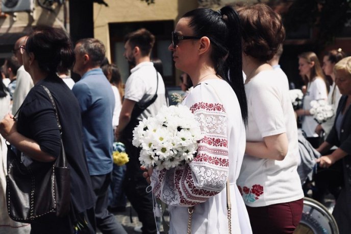 На похорон прийшли сотні людей: Мукачево попрощалося із Романом Жуком – 15