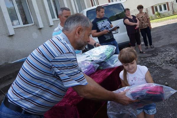 Першокласникам подарували рюкзаки зі шкільним приладдям – 11