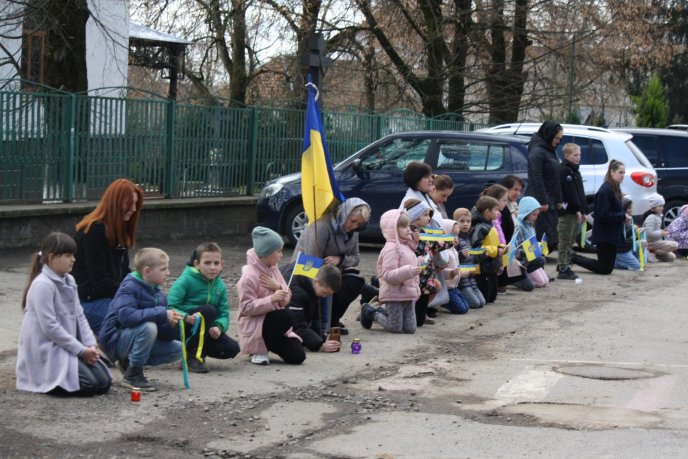 На Хустщині прощалися із захисником, який отримав уламкове поранення – 02 На Хустщині прощалися із захисником, який отримав уламкове поранення – 02