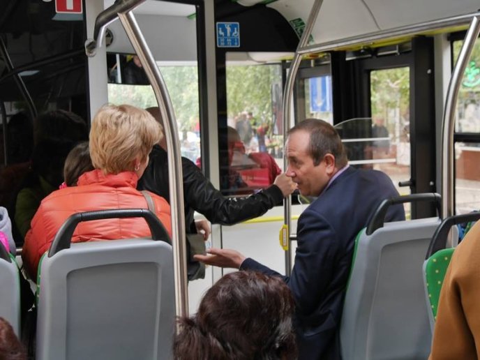 В Ужгороді новий автобус не зміг проїхати під залізничним мостом – 14