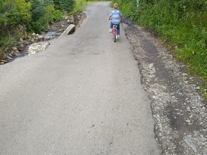 Одна з доріг Закарпаття є небезпечною: люди бояться відпускати дітей  – 04