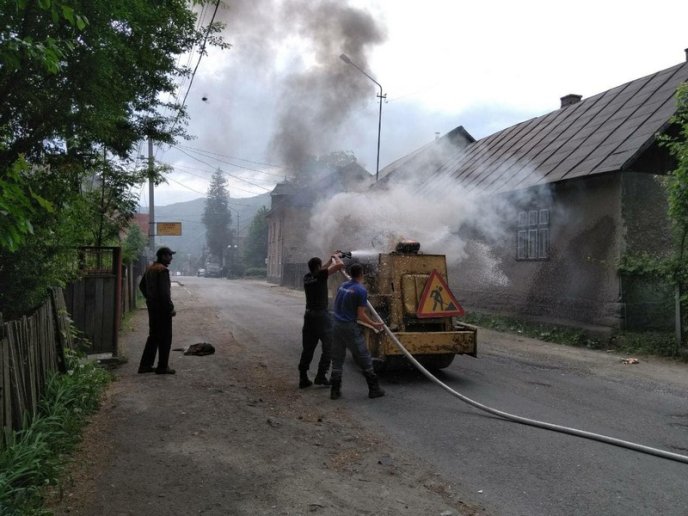 Посеред дороги загорівся каток – 01