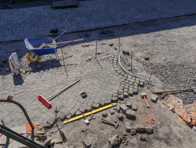 На площі Петефі в Ужгороді фасади магазинів оформлять в єдиному стилі – 03