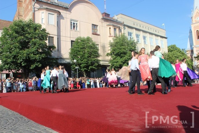 Свято випускників у Мукачеві: вальс, усмішки та селфі – 06 Свято випускників у Мукачеві: вальс, усмішки та селфі – 06