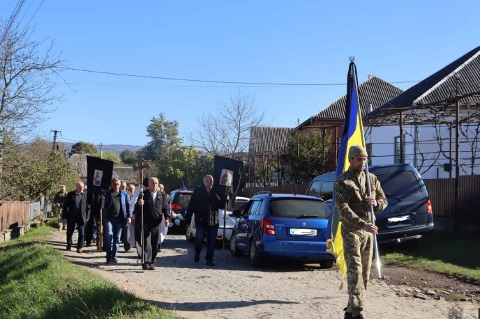 В останню путь провели закарпатця, який повернувся з Канади, щоб захищати рідну землю – 01