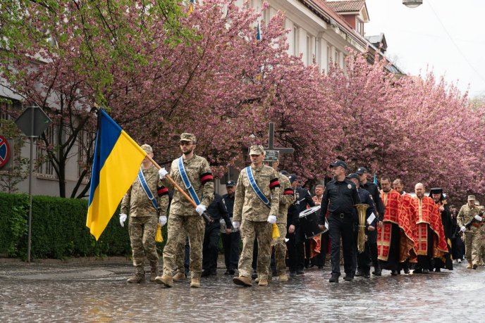 Закарпатці сьогодні попрощалися із 45-річним Героєм – 07