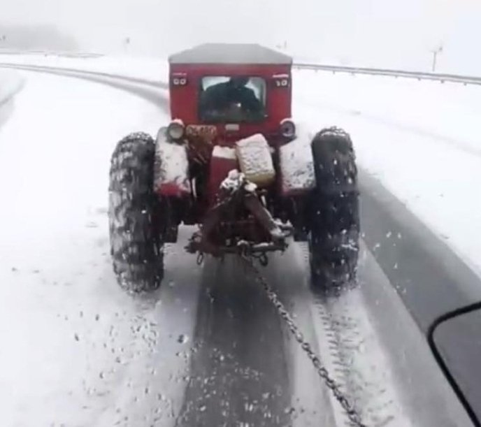Верецький перевал замело снігом. Вантажівки потрапили у "снігову пастку" – 02