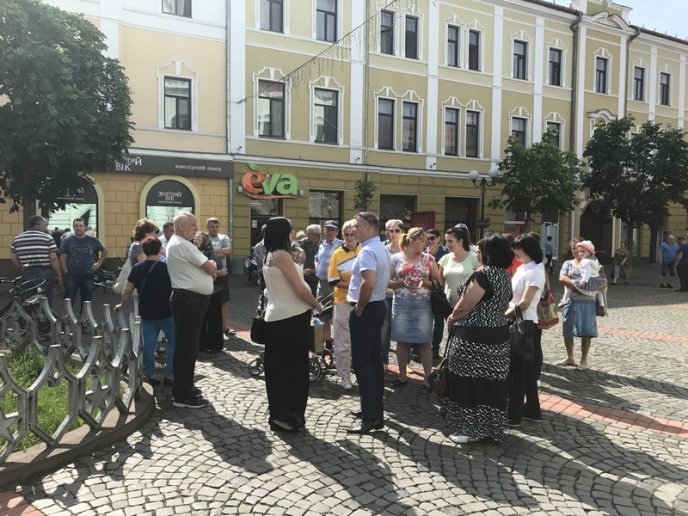 Чому мукачівці під стінами міськради протестували – 01
