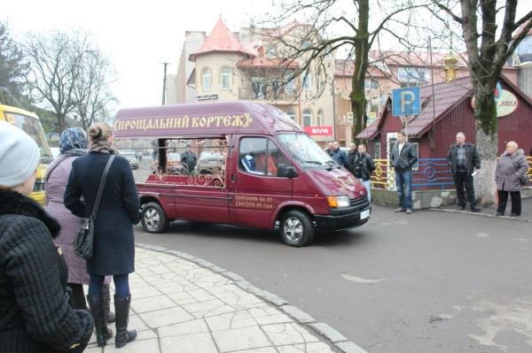На колінах зі сльозами на очах полеглого "кіборга" зустріли мешканці рідної Ільниці (ФОТО) – 05