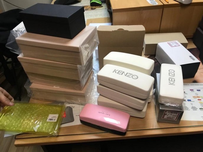 Закарпатські митники вилучили окуляри відомих брендів – 01 Закарпатські митники вилучили окуляри відомих брендів – 01