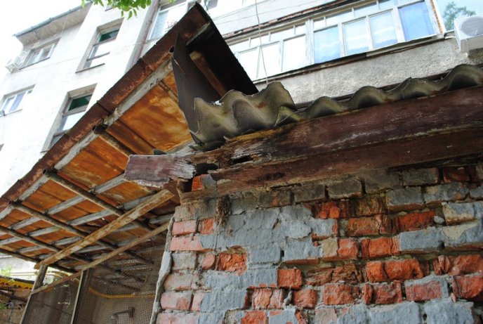 Мешканці житлового будинку по вулиці Московській потерпають від сусідства з напівзруйнованою будовою (ФОТО) – 07