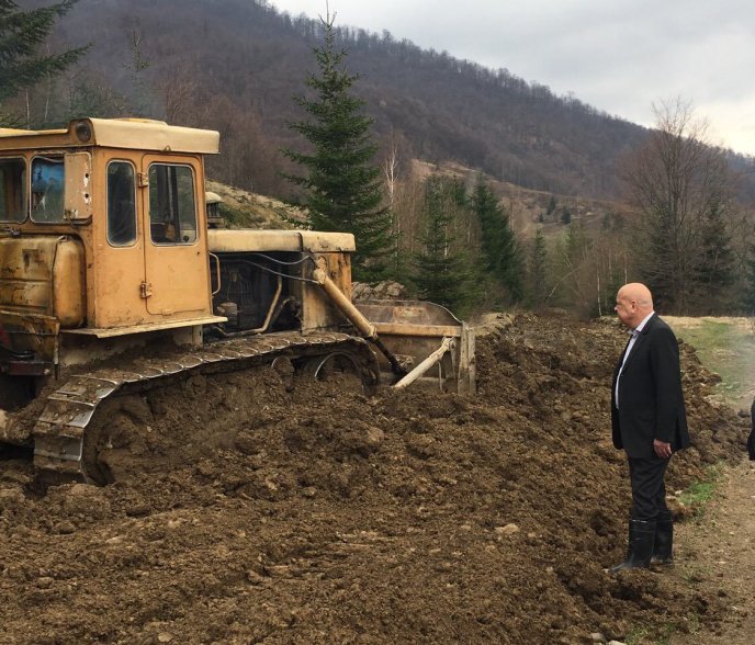 У Міжгірському районі триває будівництво двох автодоріг із ґрунтовим покриттям – 01