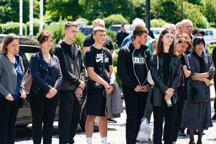 Залишилися дружина і троє дітей: на Закарпатті поховали Героя – 02