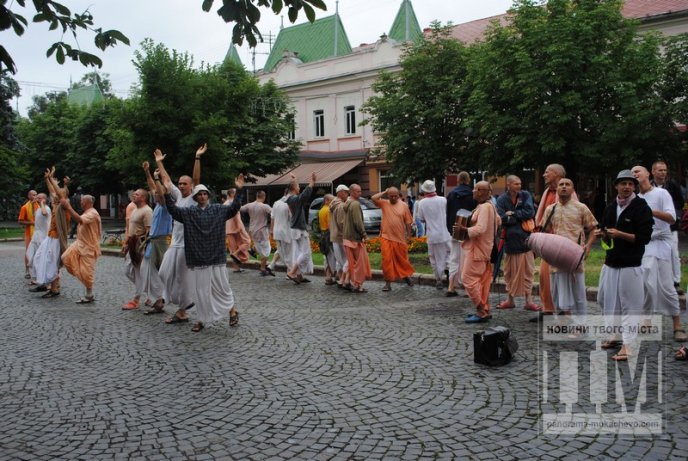 Мукачевом гуляють кришнаїти співаючи та пританцьовуючи (ФОТО, ВІДЕО) – 07