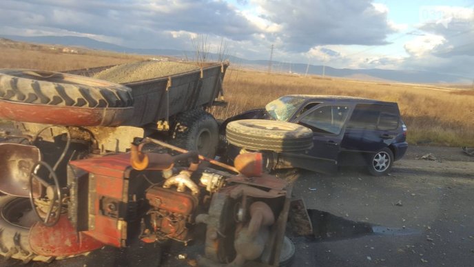 На трасі "Київ-Чоп" біля Ракошина "Фольксваген" протаранив трактор – 05