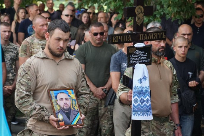 Перед смертю врятував побратимів: Ужгород попрощався із Героєм – 08